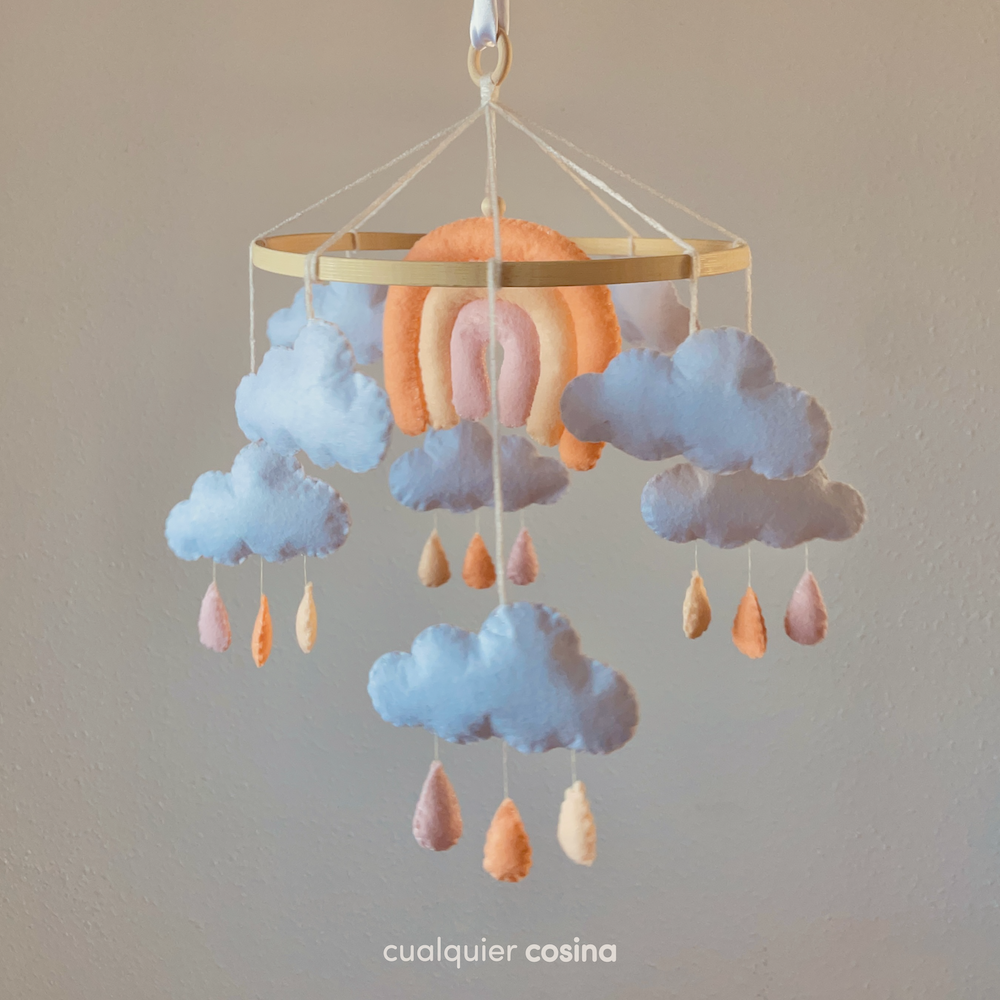 Customizable mobile for babies